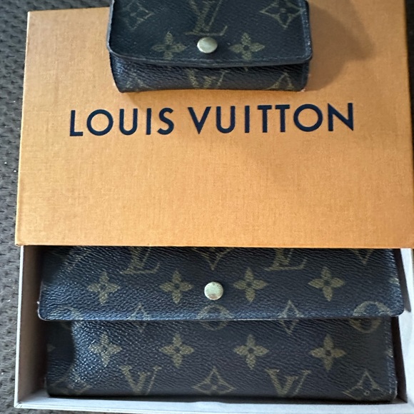 Bundle of Authentic Louis Vuitton Sarah wallet and 4 ring key holder on chain - Picture 5 of 5